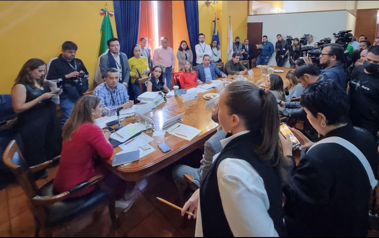 Políticos en desacuerdo por 