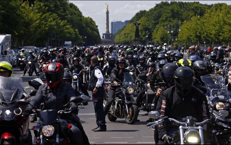 Motociclistas en desacuerdo con las nuevas restricciones de la Semovi. EFE/ARCHIVO