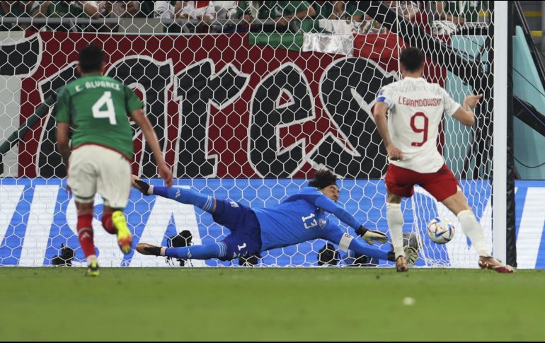 Se llama Guillermo Ochoa y se dio el lujo de atajarle una pena máxima a Robert Lewandowski. XINHUA/J. Haocheng