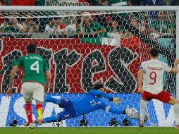 Guillermo Ochoa le atajó un penal a Robert Lewandowski, confirmando que en Mundiales se crece. AFP/O. Andersen