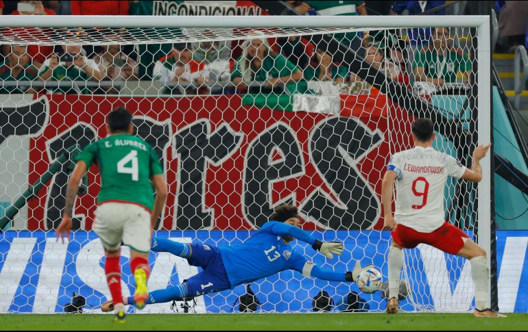 Guillermo Ochoa le atajó un penal a Robert Lewandowski, confirmando que en Mundiales se crece. AFP/O. Andersen