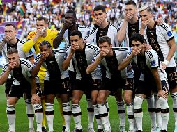 El equipo se colocó para la formación tradicional antes del saque inicial ante Japón y los 11 jugadores se cubrieron la boca con la mano derecha. AFP / I. Fassbender