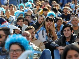 Aficionados argentinos reaccionan tras la inesperada derrota de su selección ante Arabia Saudita en Qatar 2022. EFE / E. García Medina