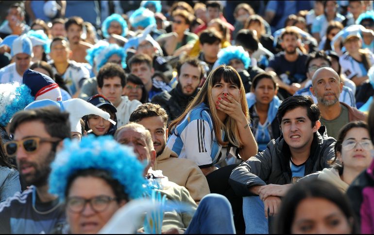 Aficionados argentinos reaccionan tras la inesperada derrota de su selección ante Arabia Saudita en Qatar 2022. EFE / E. García Medina