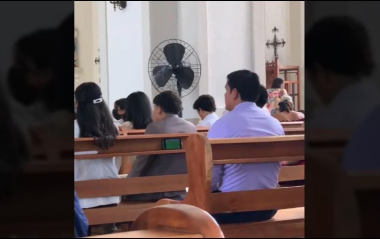 Usuarios han compartido el video del divertido momento, en donde se aprecia a un hombre disimular ver el evento ceremonial mientras observa un partido de futbol. TWITTER