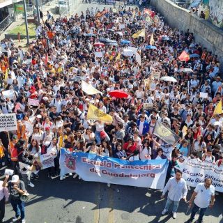 Arrojan basura a universitarios desde puente de San Juan de Dios