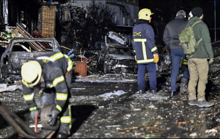 El equipo de rescate de emergencias de Ucrania trabaja duro para rescatar de los escombros a las víctimas de los ataques aéreos de las fuerzas ucranianas. AFP/G. Savilov