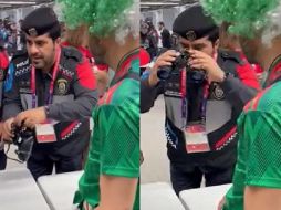 Todo parecía que estaba bien, pero uno de los oficiales se percata del artefacto y le comenta a su compañero que algo tiene en el interior, por lo que recurre a destaparlo y descubre que llevaba algo. ESPECIAL