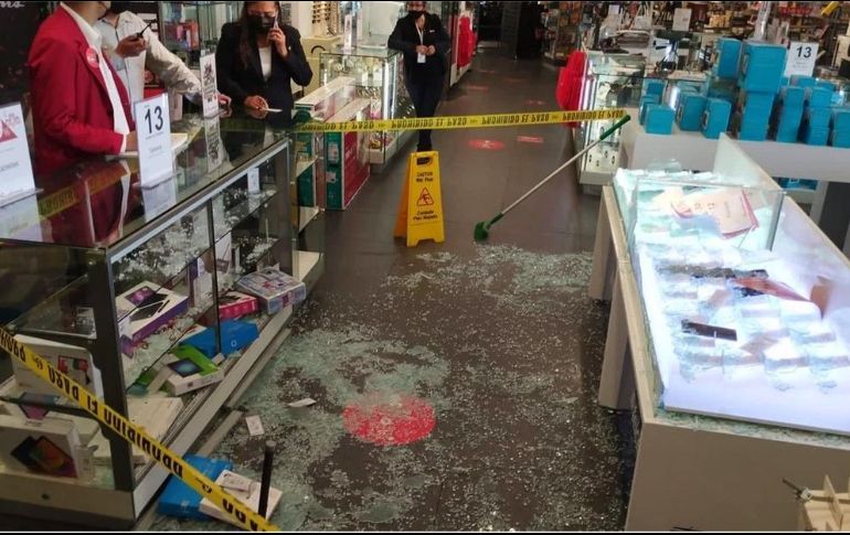 Los ladrones obligaron a los vigilantes a tirarse al piso para luego empezar a romper vitrinas, especialmente del área de telefonía, joyería y de computadoras. SUN/ESPECIAL