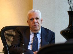 A lo largo de su amplia carrera profesional, ha ocupado cargos directivos en la Barra Mexicana de Abogados y en colegios de abogados.