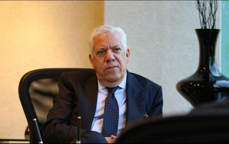 A lo largo de su amplia carrera profesional, ha ocupado cargos directivos en la Barra Mexicana de Abogados y en colegios de abogados.