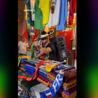 ¡Vale 200, sale en 50!; mexicano "vende" cobijas en Qatar y es viral (VIDEO)