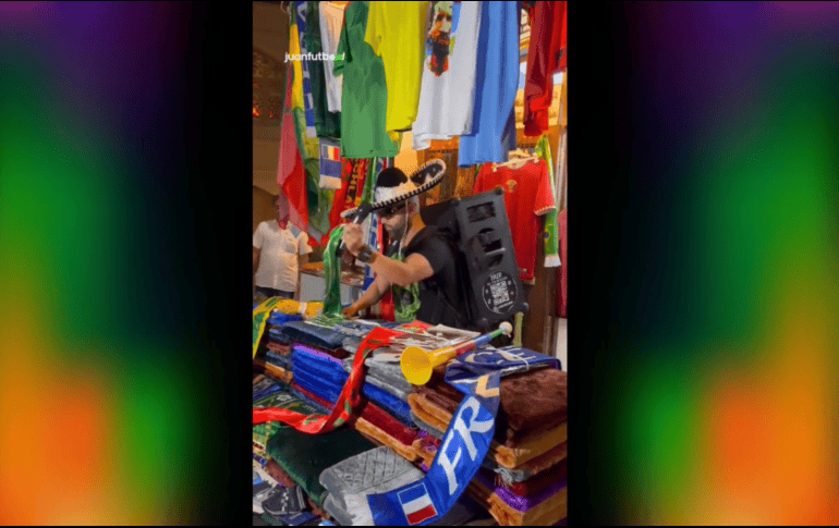 Con la ayuda de un audio de la característica arenga propagandística de cobijas, el hombre entretiene a varios transeúntes. TWITTER / @Ramonen10