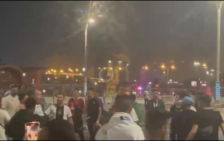 Circulan en redes sociales imágenes de una bronca entre mexicanos y argentinos en uno de los Fan Fest instalados en la ciudad de Doha. TWITTER