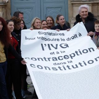 Legisladores franceses votan a favor del aborto en la Constitución