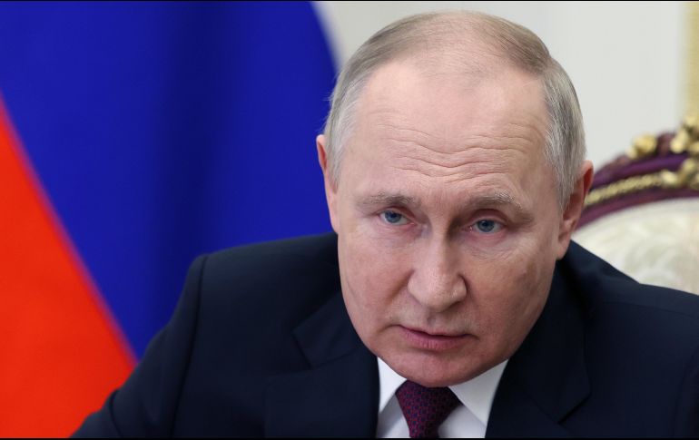 Putin pide mejorar el funcionamiento del mecanismo de comunicación entre los militares, los productores y los constructores. EFE / M. Metzel