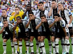 No extraña, pues, la variedad de respuestas adoptadas desde el lunes, la más espectacular, la de los jugadores alemanes el miércoles, que se taparon la boca con la mano en la tradicional foto de equipo antes de su partido contra Japón. AFP / ARCHIVO