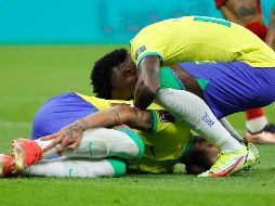 Neymar se vio acosado por las constantes faltas de su rival, la escuadra de Serbia.  EFE/R. Wittek