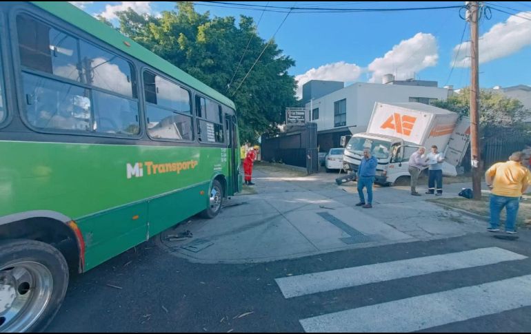 Varias personas resultaron lesionadas como saldo del choque en la colonia Moderna. ESPECIAL
