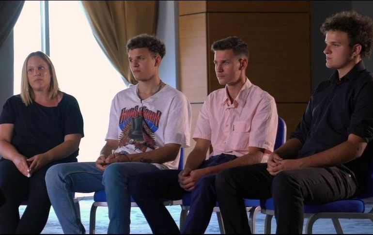 Sarah Sands con sus hijos (de izquierda a derecha) Reece, Bradley y Alfie