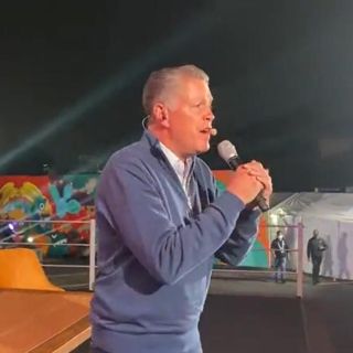 ¿Canta mejor de lo que dirige? Ricardo Peláez canta éxito de José José en Qatar (VIDEO)