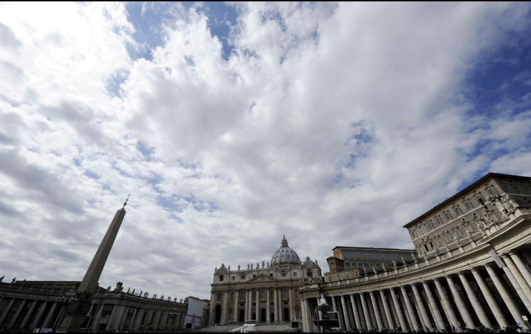 Cada noche, una vez que los turistas abandonan el Vaticano, personas sin hogar buscan un lugar para descansar en los recovecos de la Plaza San Pedro. EFE / ARCHIVO