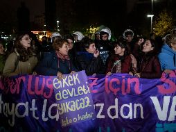 Policía de Estambul obstruye el paso a las manifestantes para impedir que la protesta se lleve a cabo en la avenida Istiklal. EFE/E. Sahin