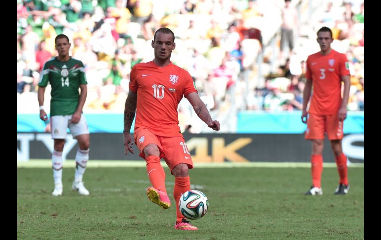 El exfutbolista Wesley Sneijder, jugando contra México en el Mundial de Brasil 2014. AFP / ARCHIVO