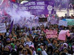 Entre empujones, golpes, pintura y botellas de agua volando, los contingentes continuaron el recorrido. AFP/V. Razo