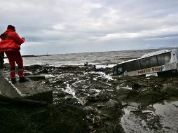 El deslizamiento de tierra fue provocado por intensas lluvias y arrastró árboles y vehículos a su paso, según imágenes publicadas por los servicios de emergencia y por los medios locales. AFP