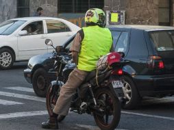 El castigo más duro es para quien lleve como acompañante a un menor de edad que no pueda sujetarse por sus medios a la motocicleta. EL INFORMADOR / ARCHIVO