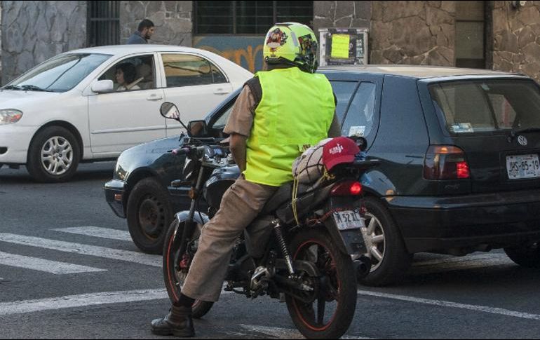 El castigo más duro es para quien lleve como acompañante a un menor de edad que no pueda sujetarse por sus medios a la motocicleta. EL INFORMADOR / ARCHIVO