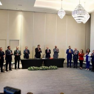 Nicolás Maduro y opositores firman acuerdo y EU flexibiliza sanciones