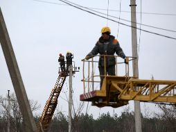Trabajadores reparan las líneas de transmisión en Tatianovka, en la región de Donetsk. AFP/A. Stepanov