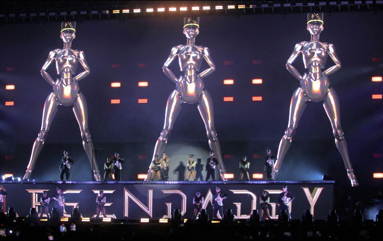 El boricua lució un atuendo dorado que daba cuenta de la opulencia de su show, pues la parafernalia era de primera, con grandes luces, pirotecnia y un sonido importante. EL INFORMADOR/A. Camacho