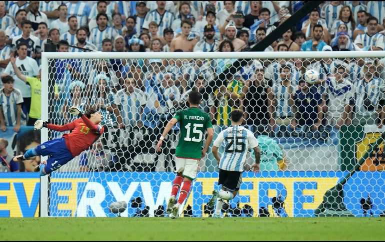 Pese a su buena actuación contra la escuadra de Polonia, Guillermo Ochoa no pudo detener al equipo argentino. AP/H. Ammar