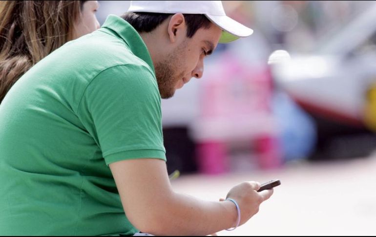 Dos de cada cinco parejas pelearon por algo que descubrieron en el teléfono de su pareja. EL INFORMADOR/ARCHIVO