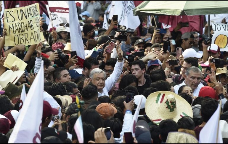 Alrededor del Ángel, el ambiente era tumultuoso pero festivo, con música de mariachi y con la palabra AMLO replicado en camisetas, gorros y carteles. AFP / C. Cruz