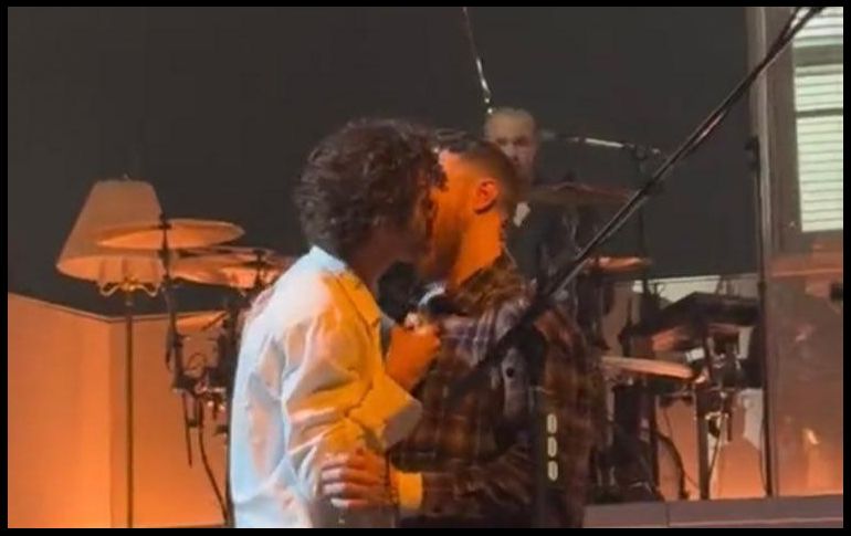 El momento fue recibido con gritos y aplausos por el público. ESPECIAL