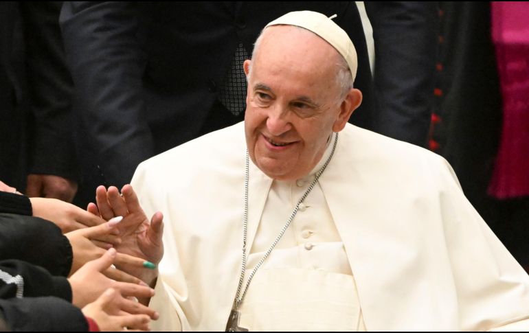 Sobre las mujeres que no pueden ser sacerdotes, el Papa lo reduce a un problema teológico en el que confluyen el 