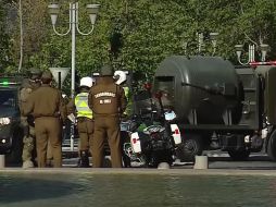 El artefacto sospechoso encontrado a un costado del edificio de la empresa Oxiquim movilizó a elementos de seguridad. YOUTUBE/ T13