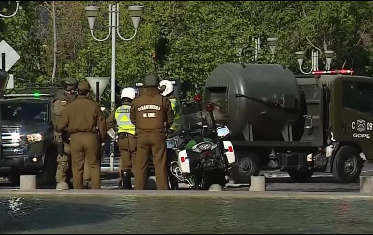 El artefacto sospechoso encontrado a un costado del edificio de la empresa Oxiquim movilizó a elementos de seguridad. YOUTUBE/ T13