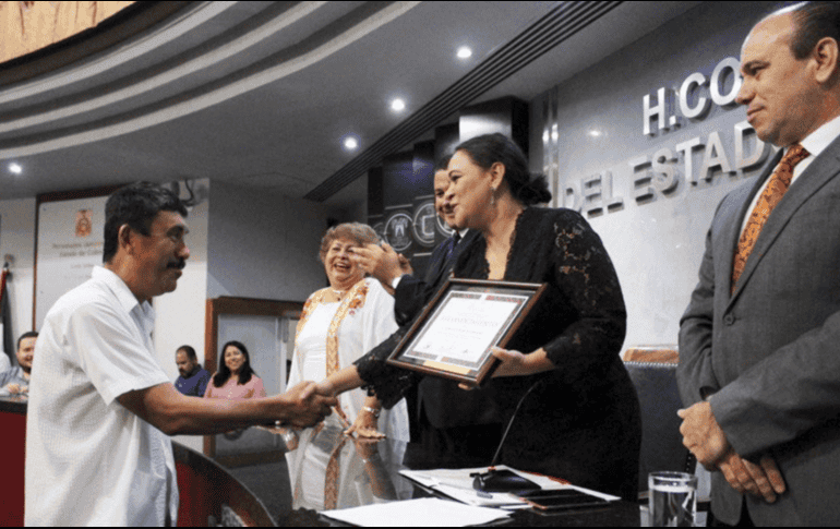 Uribe (i) no se siente tranquilo, pues hasta ahora solo se han presentado dos policías estatales a su domicilio para informarle que estarán patrullando por la zona. TWITTER / @congresocolima