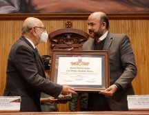 El rector general de la UdeG, Ricardo Villanueva Lomelí, le colocó la medalla representativa de este Doctorado Honoris Causa al investigador Sarukhán. EL INFORMADOR / C. Zepeda