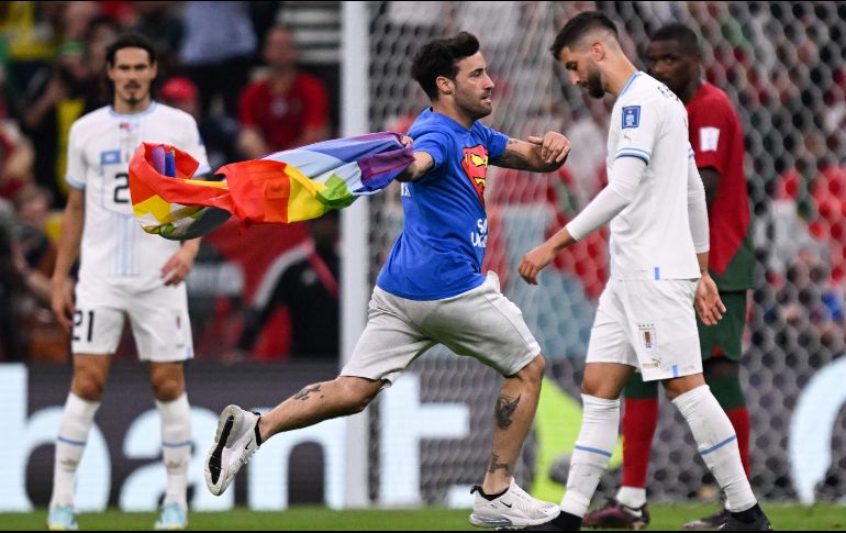 El aficionado logró librar a la seguridad que se encontraba en la cancha del inmueble, quienes fueron tomados por sorpresa. AFP / K. Kudryavtsev