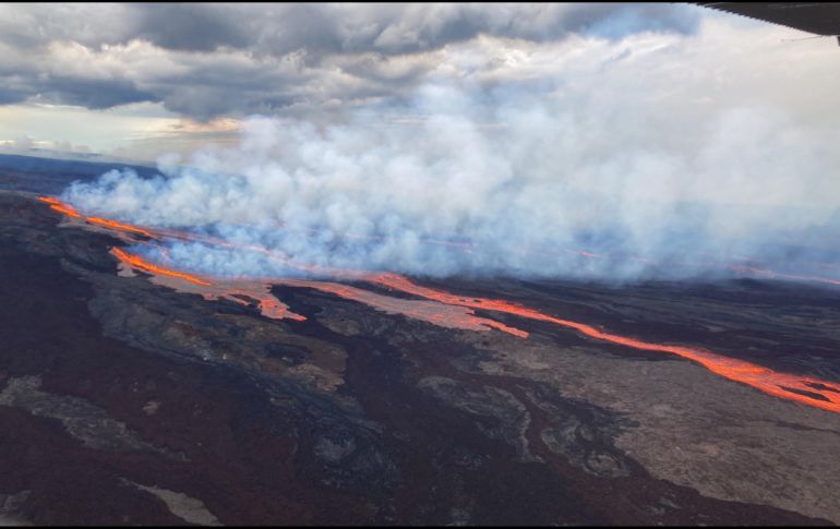 El Mauna Loa, considerado como el volcán más grande del mundo, entro en erupción a la medianoche del domingo y dejo ver caminos de lava impresionantes. TWITTER/@USGSVolcanoes