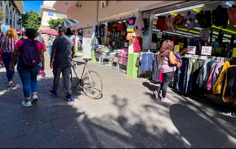 Comprar regalos, invertir y viajar son algunos de los fines que los tapatíos le darán a su aguinaldo. EL INFORMADOR/A. Navarro