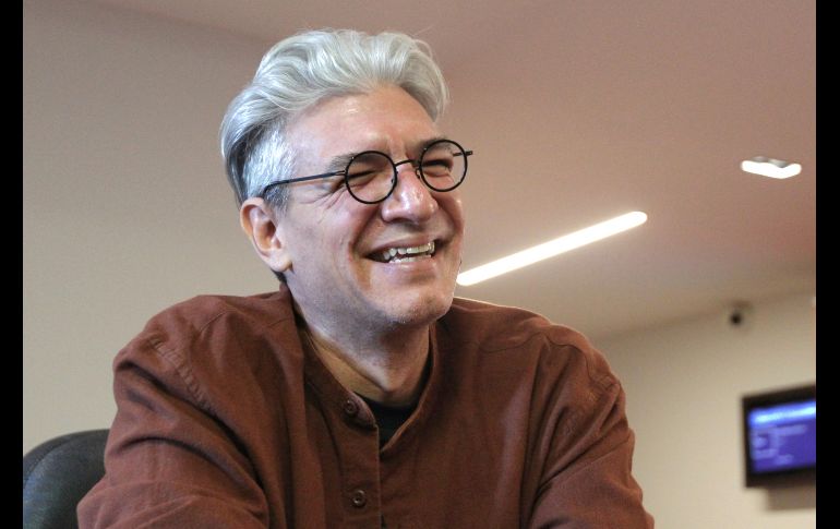 En palabras de Monge, “un libro se escribe desde la cabeza; después viene la cosa mecánica, el oficio