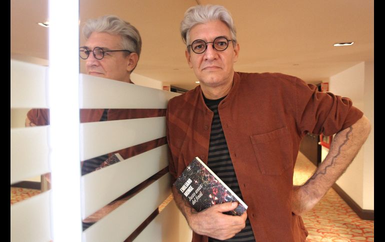 En palabras de Monge, “un libro se escribe desde la cabeza; después viene la cosa mecánica, el oficio