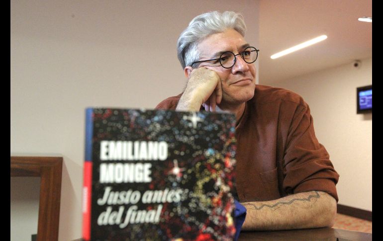 En palabras de Monge, “un libro se escribe desde la cabeza; después viene la cosa mecánica, el oficio